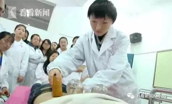 「光明网」孝顺女儿放弃保研选择重新高考 带着妈妈上大学