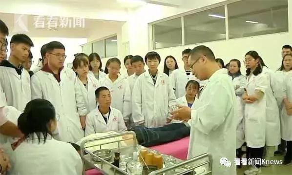 「光明网」孝顺女儿放弃保研选择重新高考 带着妈妈上大学