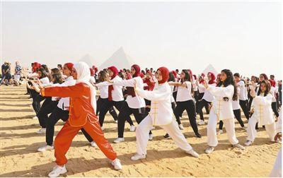 「人民网」金字塔下练太极