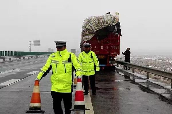 【光明网】一夜风雪后，雪“警”见初心