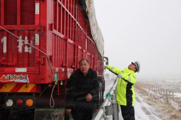 【光明网】一夜风雪后，雪“警”见初心