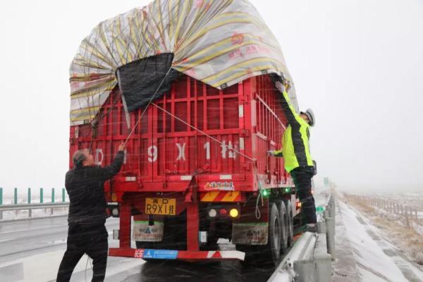 【光明网】一夜风雪后，雪“警”见初心