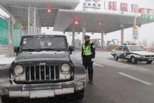 【光明网】一夜风雪后，雪“警”见初心