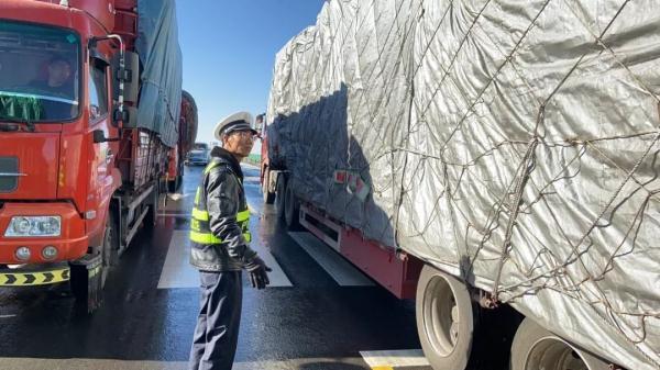 【光明网】一夜风雪后，雪“警”见初心