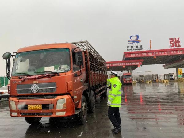 【光明网】一夜风雪后，雪“警”见初心