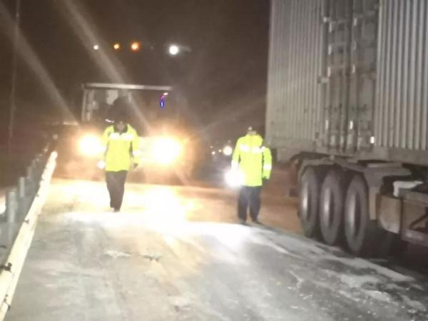 【光明网】一夜风雪后，雪“警”见初心