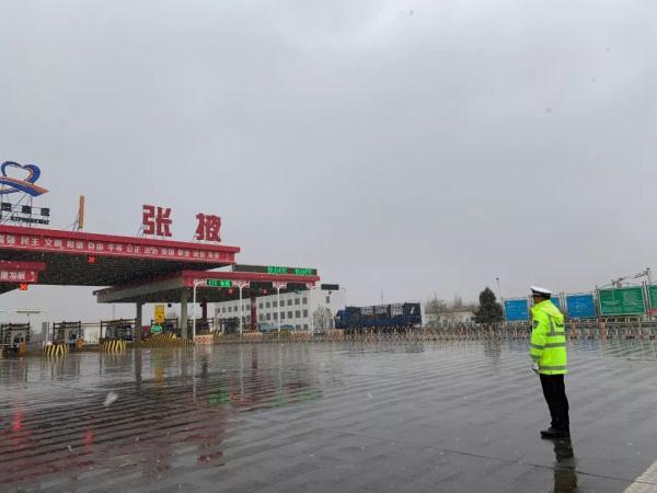 【光明网】一夜风雪后，雪“警”见初心