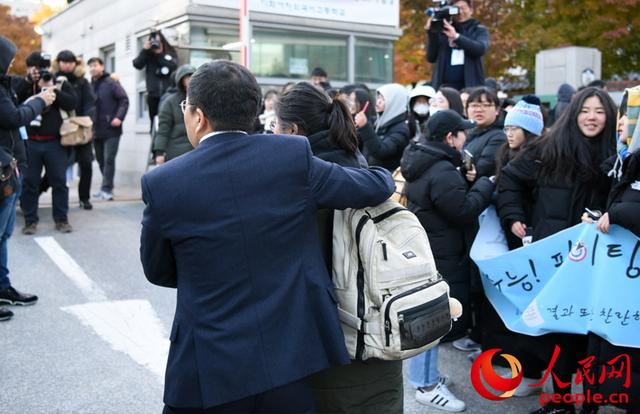 #人民网#韩国高考今日开考 应届报考人数首次跌破40万