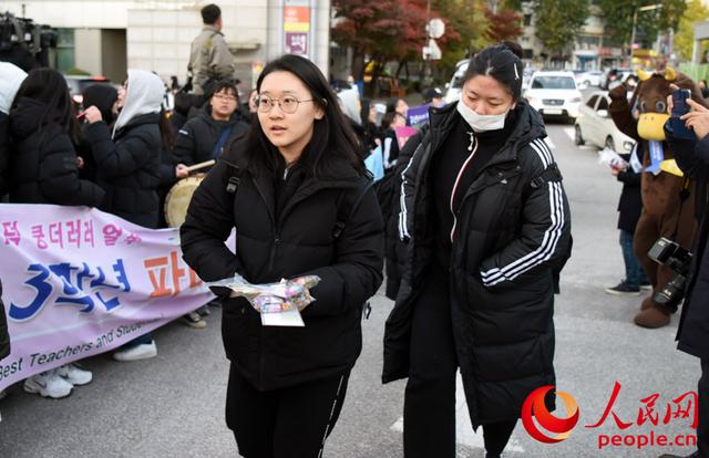 #人民网#韩国高考今日开考 应届报考人数首次跌破40万