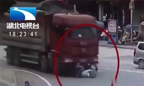[中国经济网]女子违规骑车载3小孩，抢道大货车惨遭碾压，2名女童当场死亡