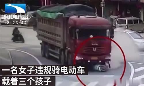 [中国经济网]女子违规骑车载3小孩，抢道大货车惨遭碾压，2名女童当场死亡