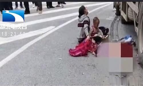 [中国经济网]女子违规骑车载3小孩，抢道大货车惨遭碾压，2名女童当场死亡