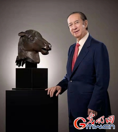 何鸿燊先生与马首铜像(国家文物局提供)仍有五尊兽首流落在外捐赠仪式