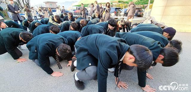 韓國高考日 後輩下跪行大禮祝前輩考試大獲全勝