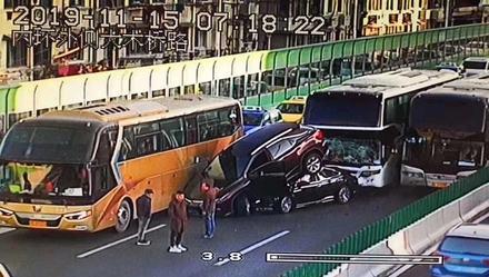 「上观新闻」5车事故致内环“瘫痪”，其中两车呈“叠罗汉”造型，今天你被堵在路上了吗……