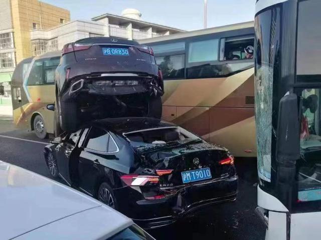 「上观新闻」5车事故致内环“瘫痪”，其中两车呈“叠罗汉”造型，今天你被堵在路上了吗……