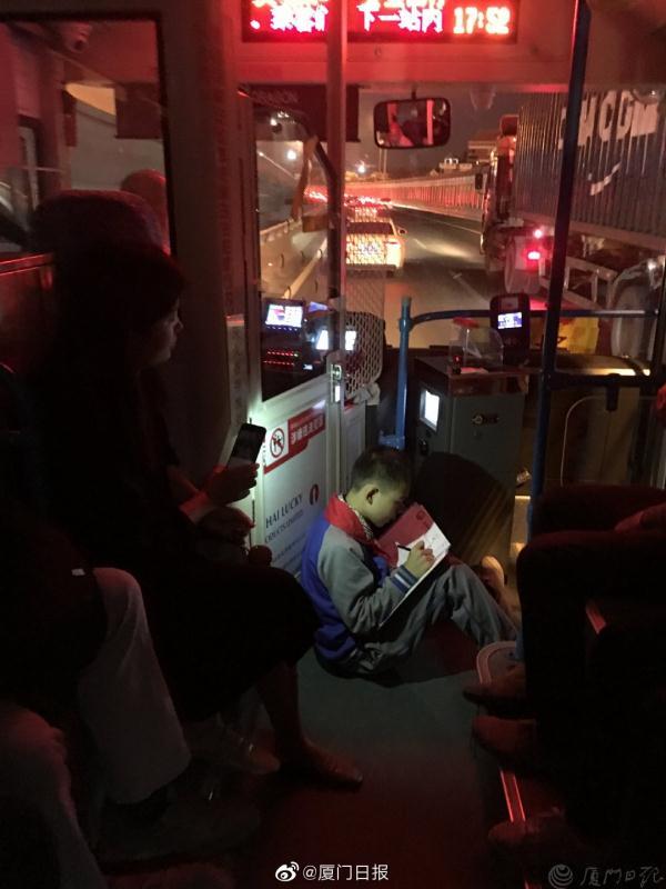 光明网■暖！公交车上，陌生人为学习的孩子亮灯