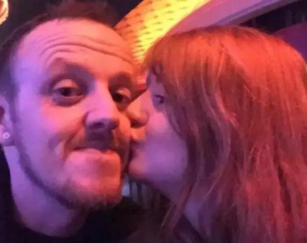 【光明网】男子打算与女友去度假并浪漫求婚，早上发现她在床上去世