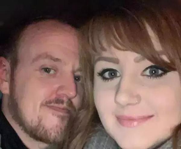 【光明网】男子打算与女友去度假并浪漫求婚，早上发现她在床上去世