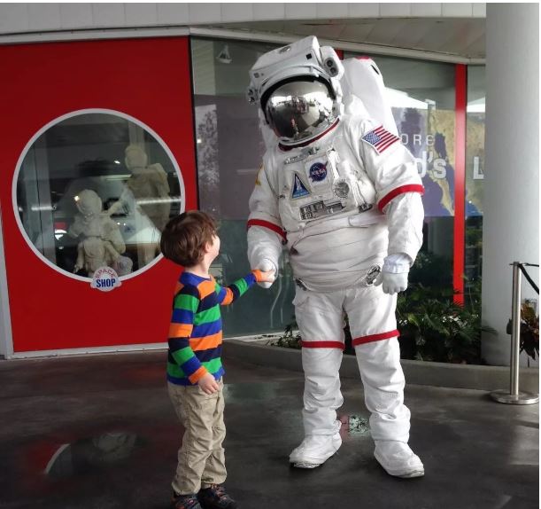 【文汇报】9岁！刷新世界最年轻大学毕业生，天才男孩智商145，即将读博士，是现实版谢耳朵啊！