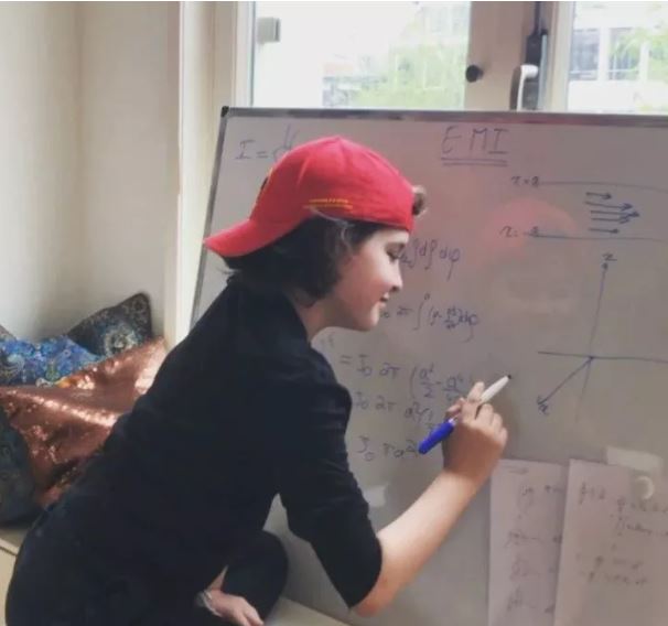 【文汇报】9岁！刷新世界最年轻大学毕业生，天才男孩智商145，即将读博士，是现实版谢耳朵啊！