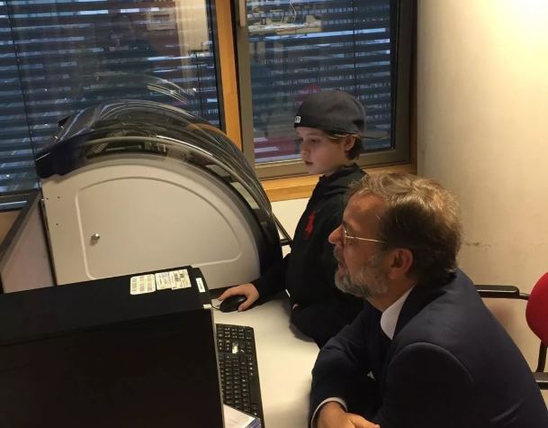 【文汇报】9岁！刷新世界最年轻大学毕业生，天才男孩智商145，即将读博士，是现实版谢耳朵啊！