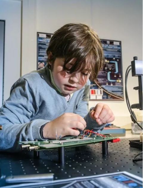 【文汇报】9岁！刷新世界最年轻大学毕业生，天才男孩智商145，即将读博士，是现实版谢耳朵啊！