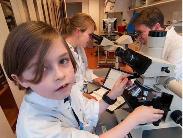 【文汇报】9岁！刷新世界最年轻大学毕业生，天才男孩智商145，即将读博士，是现实版谢耳朵啊！