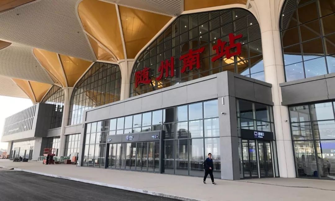 水波状的云梦东站,银杏伞状支撑的随州南站,流线型,尽显"车都"风采的