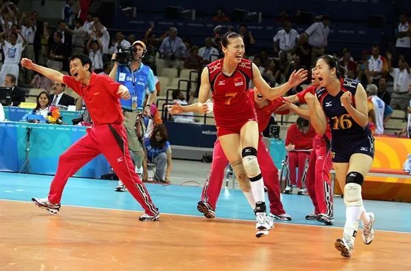 #央视一套#夜话丨只有拼，才会赢！致敬中国女排！