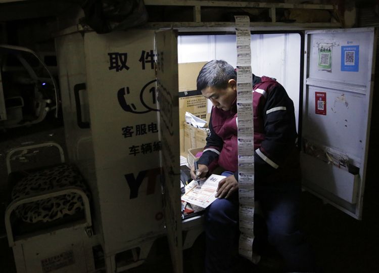 [新京报网]011号快递员的24小时：我的“双十一”