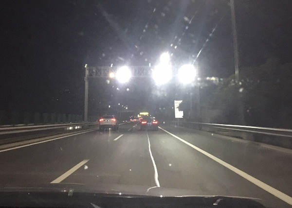 「澎湃新闻」交通设施｜道路上监控射灯晃眼怎么办