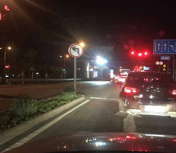 「澎湃新闻」交通设施｜道路上监控射灯晃眼怎么办
