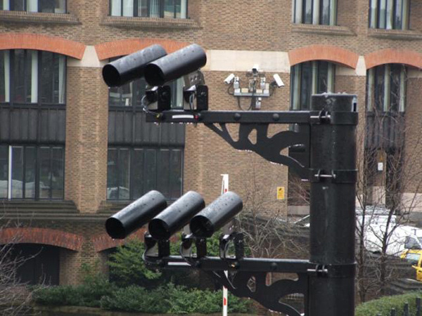 「澎湃新闻」交通设施｜道路上监控射灯晃眼怎么办