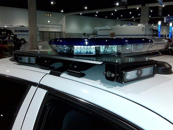 澎湃新闻■照射后短暂“失明” 道路上监控射灯晃眼怎么办