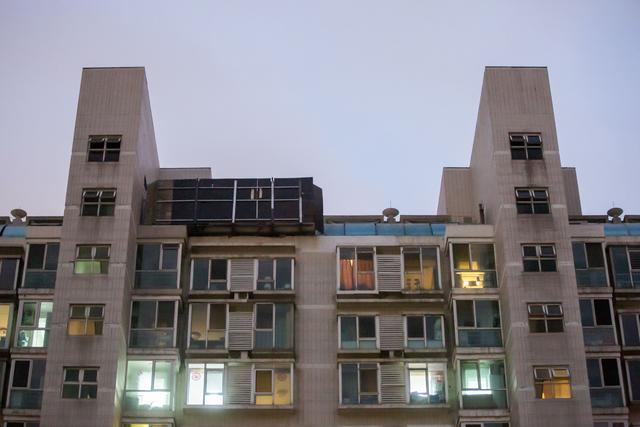 [新京报]海淀一小区屋顶玻璃房违建拆除后复建，相关部门介入调查