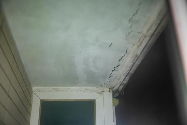 [新京报]海淀一小区屋顶玻璃房违建拆除后复建，相关部门介入调查