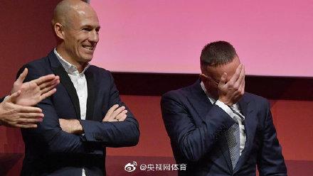 #光明网#赫内斯正式卸任拜仁主席“罗贝里”挥泪送别