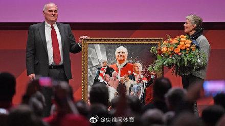 #光明网#赫内斯正式卸任拜仁主席“罗贝里”挥泪送别