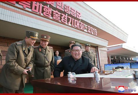 [海外网]金正恩观摩朝鲜战斗飞行技术大赛 现场战机云集