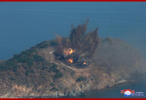 [海外网]金正恩观摩朝鲜战斗飞行技术大赛 现场战机云集