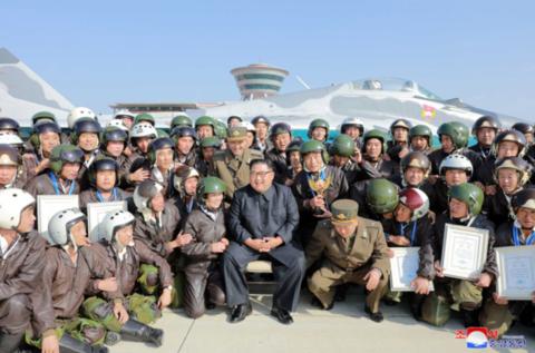 [海外网]金正恩观摩朝鲜战斗飞行技术大赛 现场战机云集