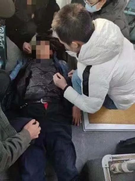 「环球网」老人公交车上心脏骤停！仨首医学子急出手