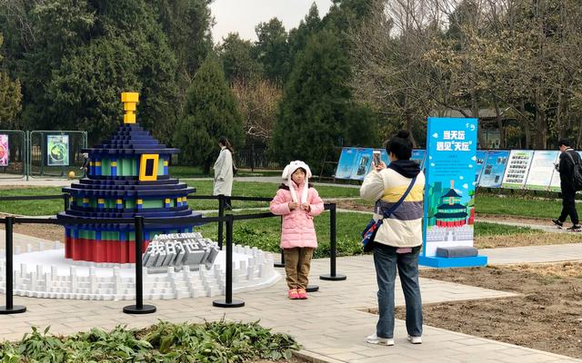 #新京报#“乐高版祈年殿”亮相天坛，现场开讲古建知识