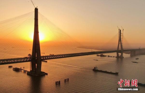 【中国网】沪通长江大桥斜拉索吊装全部完工「组图」