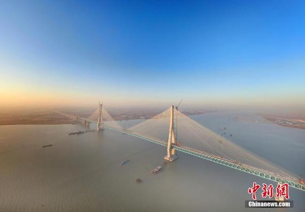 【中国网】沪通长江大桥斜拉索吊装全部完工「组图」