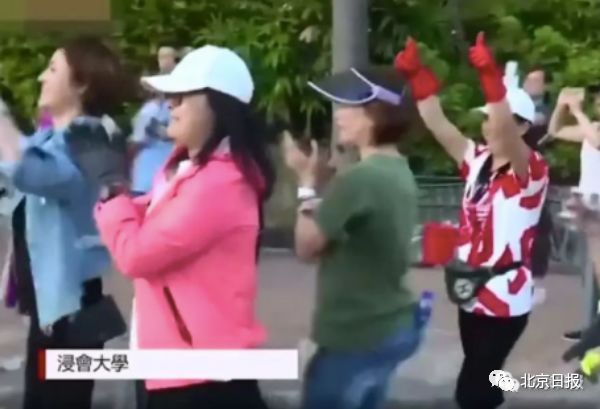 #北京日报#驻港解放军被黄媒纠缠霸气回复：最好的形象就是香港市民的掌声！?