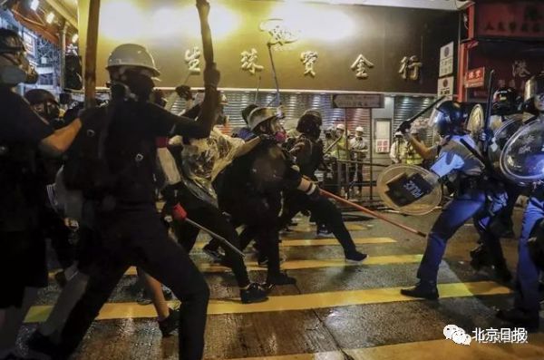 #北京日报#驻港解放军被黄媒纠缠霸气回复：最好的形象就是香港市民的掌声！?