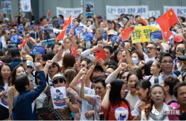 #北京日报#驻港解放军被黄媒纠缠霸气回复：最好的形象就是香港市民的掌声！?