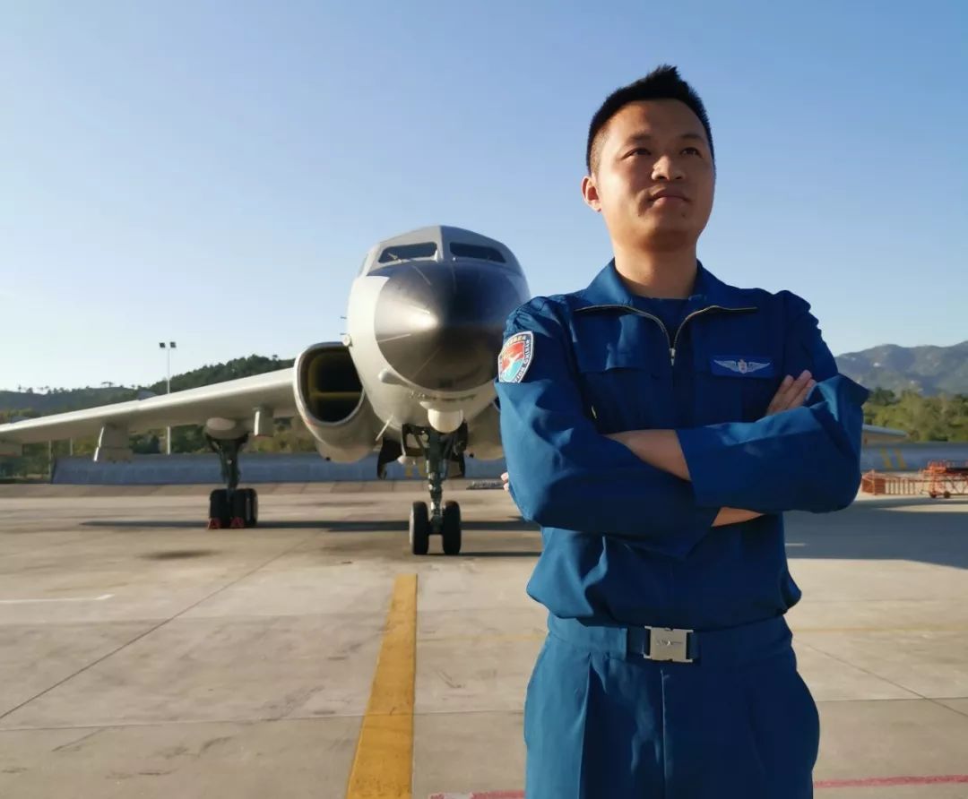 吴岳鹏中国空军航空兵某团飞行一大队副大队长特别声明:本文为人民